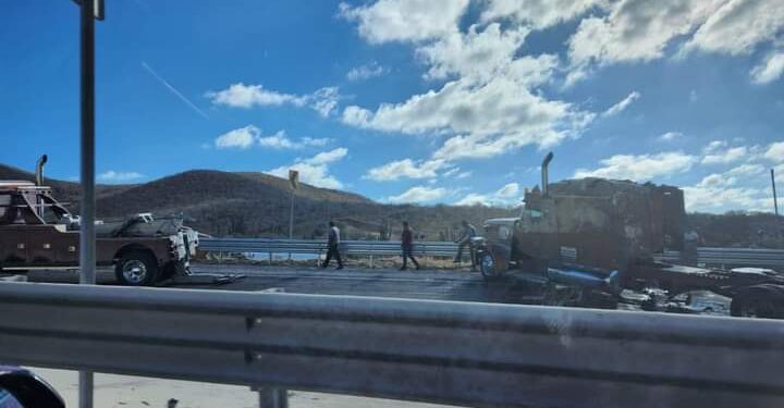 ManejaconPrecaución  Cierran un carril de circulación por accidente automovilístico en el tramo carretero La Paz- Los Cabos.