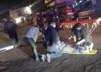 Accidente de tránsito tipo choque entre una motocicleta y un vehículo en las calles 16 de septiembre y callejón 21 de Agosto, una mujer conducía su motocicleta e impactó contra un vehículo resultando lesionada, fue trasladada al hospital del ISSSTE para su valoración