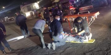 Accidente de tránsito tipo choque entre una motocicleta y un vehículo en las calles 16 de septiembre y callejón 21 de Agosto, una mujer conducía su motocicleta e impactó contra un vehículo resultando lesionada, fue trasladada al hospital del ISSSTE para su valoración