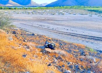 La tarde de este domingo se registró un accidente tipo salida de camino en la carretera La Paz- playa el Tecolote
