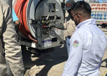 Equipo de Oomsapas Los Cabos realizó trabajos para evitar derrames de aguas negras en la colonia Lagunitas.