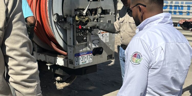 Equipo de Oomsapas Los Cabos realizó trabajos para evitar derrames de aguas negras en la colonia Lagunitas.