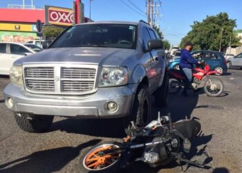 Accidente de tránsito tipo choque entre un vehículo y una motocicleta en las calles San Martin y Santa Bárbara