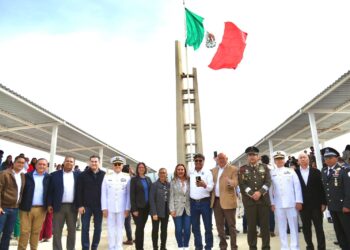 Conmemoran autoridades de los tres niveles de Gobierno Día de La Bandera Nacional