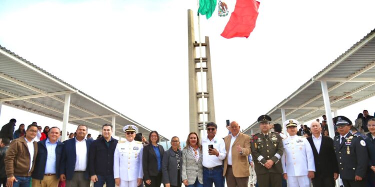 Conmemoran autoridades de los tres niveles de Gobierno Día de La Bandera Nacional