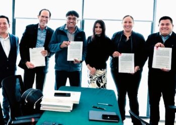 Firma alcalde Oscar Leggs Castro contrato para la supervisión técnica, legal y financiera de la Planta Desaladora en CSL