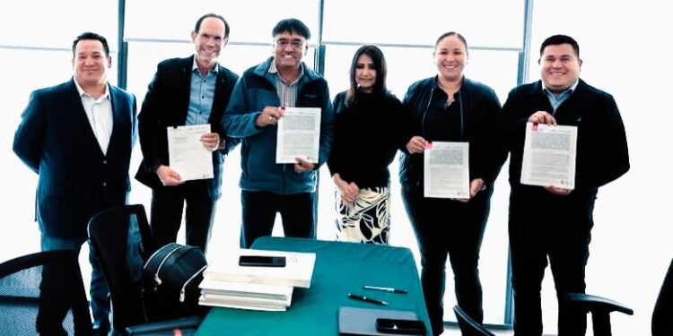 Firma alcalde Oscar Leggs Castro contrato para la supervisión técnica, legal y financiera de la Planta Desaladora en CSL