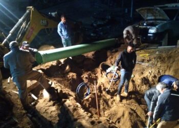 Luego de más de 12 horas de trabajo, el equipo del Oomsapas Los Cabos logró controlar el derrame de aguas negras en la colonia Lagunitas CSL