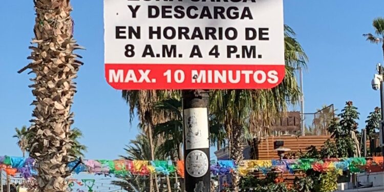 Instalan señalética de carga y descarga en la cabecera municipal de Los Cabos