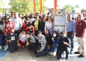 Autoridades de Los Cabos equipan a estudiantes de Turismo en la secundaria Técnica Núm. 16