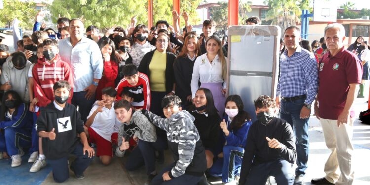 Autoridades de Los Cabos equipan a estudiantes de Turismo en la secundaria Técnica Núm. 16