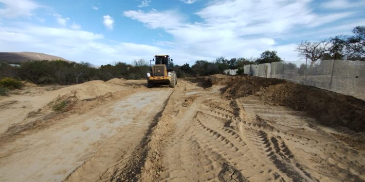 Continúa Servicios Públicos rehabilitando caminos en la zona rural de Los Cabos