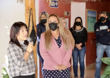 DIF Los Cabos entrega lentes de aumento a personas adultas mayores de la Casa de Día en SJC