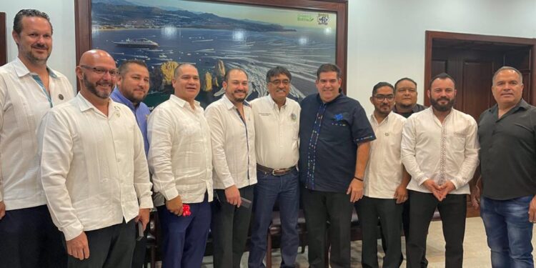 Atiende alcalde Oscar Leggs Castro a integrantes de la Respetable Logia Simbólica Alfa y Omega #50