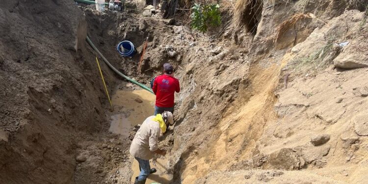 Trabaja el equipo del OOMSAPAS Los Cabos en la reparación del acueducto #2, para garantizar el suministro de agua en sectores de CSL