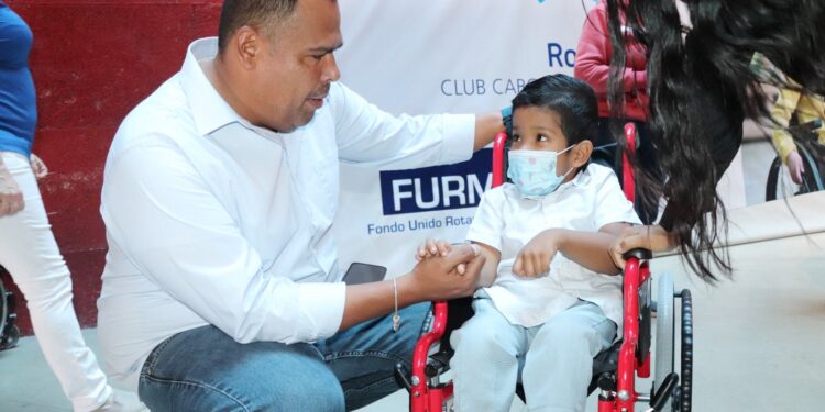 Gobierno de Los Cabos presente en la donación de 260 sillas para quien más lo requiera en México