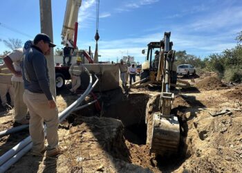Oomsapas Los Cabos trabaja en la reparación de una fuga en el acueducto #2 a la altura de Cabo Bello-Sierra Dorada