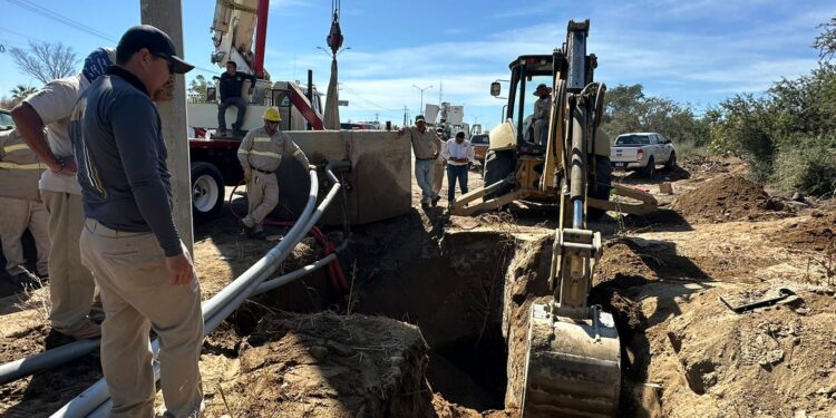 Oomsapas Los Cabos trabaja en la reparación de una fuga en el acueducto #2 a la altura de Cabo Bello-Sierra Dorada