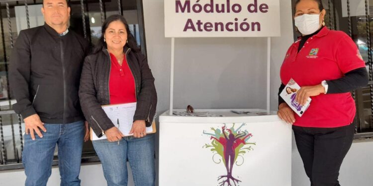 Para llegar a la población en situación vulnerable, coloca Instituto de las Mujeres módulos temporales en Santiago