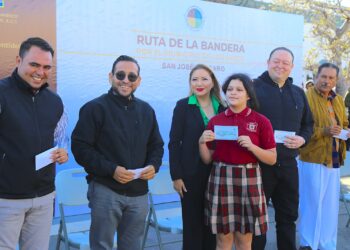 Premia Gobierno de Los Cabos a la niñez y juventud ganadora de los concursos alusivos al Día de la Bandera Nacional