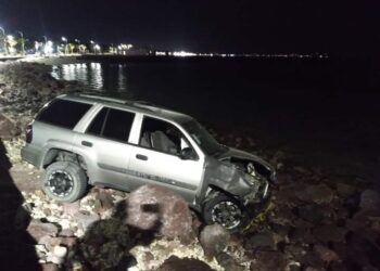 Accidente tipo salida de la carretera a la altura del Hotel club del Moro en La Paz Baja California Sur, el vehículo se encontraba abandonado
