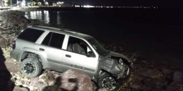Accidente tipo salida de la carretera a la altura del Hotel club del Moro en La Paz Baja California Sur, el vehículo se encontraba abandonado