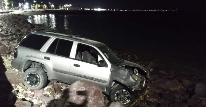 Accidente tipo salida de la carretera a la altura del Hotel club del Moro en La Paz Baja California Sur, el vehículo se encontraba abandonado