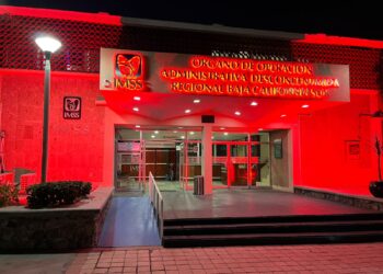 Ilumina IMSS Baja California Sur oficinas administrativas y hospitales en conmemoración del Día Internacional de las Cardiopatías Congénitas