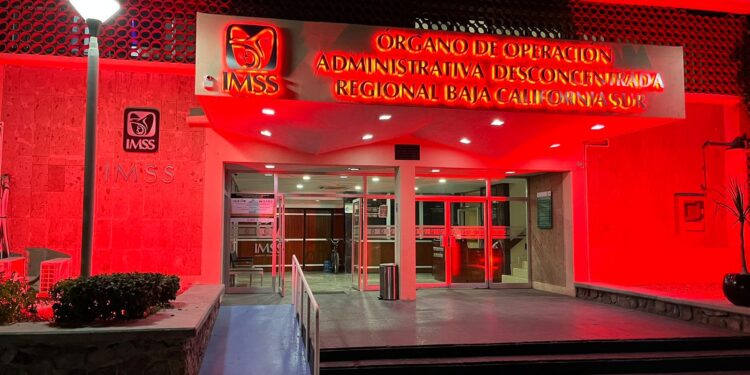 Ilumina IMSS Baja California Sur oficinas administrativas y hospitales en conmemoración del Día Internacional de las Cardiopatías Congénitas