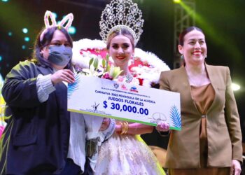 Coloca Alcaldesa la corona a la Reina de la Poesía del Carnaval La Paz 2023