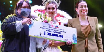 Coloca Alcaldesa la corona a la Reina de la Poesía del Carnaval La Paz 2023