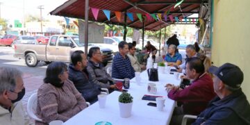 Continúan reuniones con empleados de los mercados municipales en La Paz