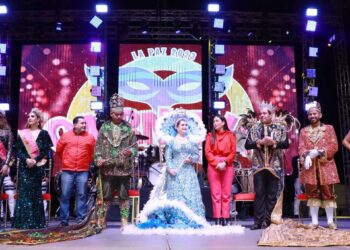 Corona Alcaldesa al Rey de la Alegría en el inició del Carnaval La Paz 2023