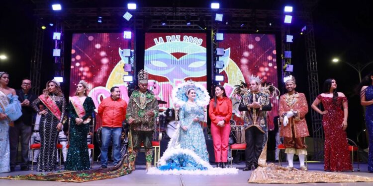 Corona Alcaldesa al Rey de la Alegría en el inició del Carnaval La Paz 2023