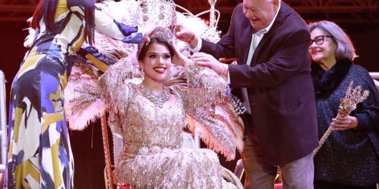 Coronan a Jaidy Barrios como Reina del Carnaval La Paz 2023