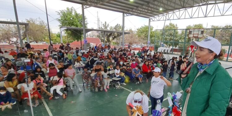 Gran participación de niñas, niños y padres de familia en festival artístico musical que organizó la diputada Eda Palacios en Colonia Guaymitas
