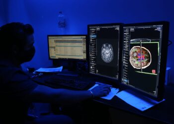 Brinda Issste terapias avanzadas de ingeniería genética a pacientes con enfermedades raras