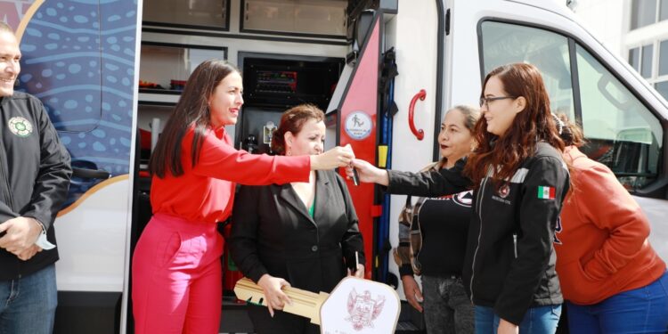 Entrega Alcaldesa ambulancia a Protección Civil Municipal