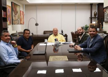 SE REÚNE GOBERNADOR VÍCTOR CASTRO COSÍO CON DIRECTIVOS DE BAJA FERRIES