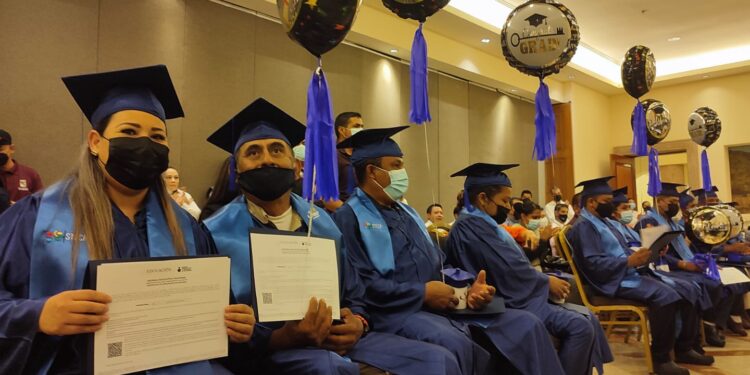 SUPERAN EL ANALFABETISMO Y AVANZAN EN EDUCACIÓN BÁSICA MÁS DE 4 MIL 632 PERSONAS EN BCS