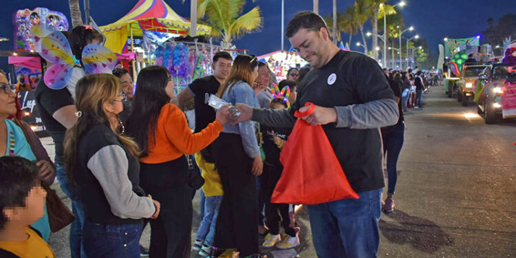 FOMENTÓ SALUD ESTATAL PREVENCIÓN DEL VIH DURANTE DESFILE DEL CARNAVAL LA PAZ