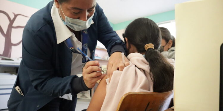 CONTINÚA SALUD ESTATAL CON LA APLICACIÓN DE VACUNA CONTRA EL VIRUS DEL PAPILOMA HUMANO