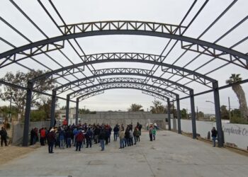 Continúa mejora de espacios públicos en Bahía Asunción: supervisa gobernador VCC rehabilitación de cancha