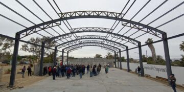 Continúa mejora de espacios públicos en Bahía Asunción: supervisa gobernador VCC rehabilitación de cancha