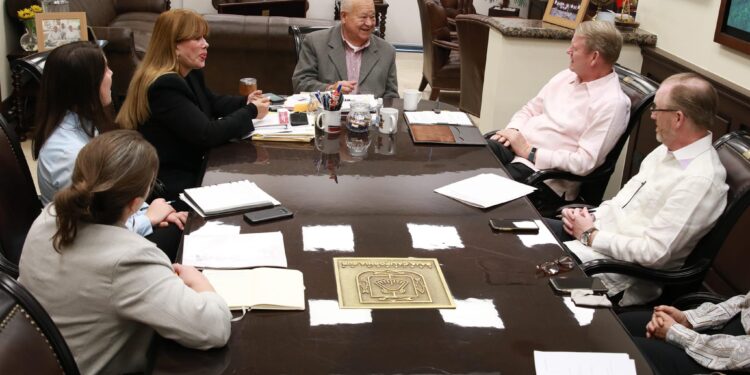 RECIBE GOBERNADOR VÍCTOR CASTRO A EMBAJADOR DE CANADÁ EN MÉXICO, GRAEME C. CLARK