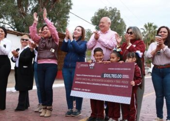 Gobernador VCC entrega apoyos en Loreto