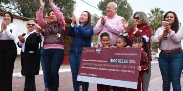 Gobernador VCC entrega apoyos en Loreto