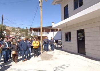 Visita Gobernador avance de reconstrucción de viviendas afectadas por incendio en Santa Rosalía