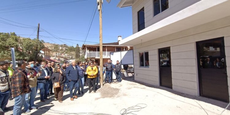 Visita Gobernador avance de reconstrucción de viviendas afectadas por incendio en Santa Rosalía
