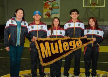 ABANDERA EDITH AGUILAR  A CONTINGENTE DEPORTIVO RUMBO A LAS OLIMPIADAS 2023